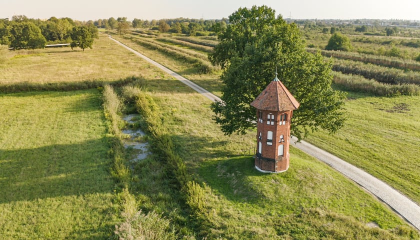 Te charakterystyczne konstrukcje to wieże odpowietrzające na terenach wodonośnych Wrocławia