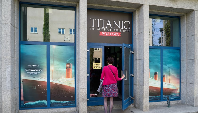 Na zdjęciu kobieta wchodząca do Hali IASE na wystawę o statku „Titanic” 