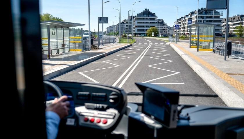 Pierwszy przejazd autobusem nową wydzieloną trasą na Jagodno. Od Świeradowskiej do pętli "Jagodno P+R" przy Kajdasza zajął kilka minut 