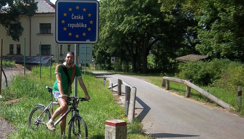 Flavio na rowerze na granicy Czech