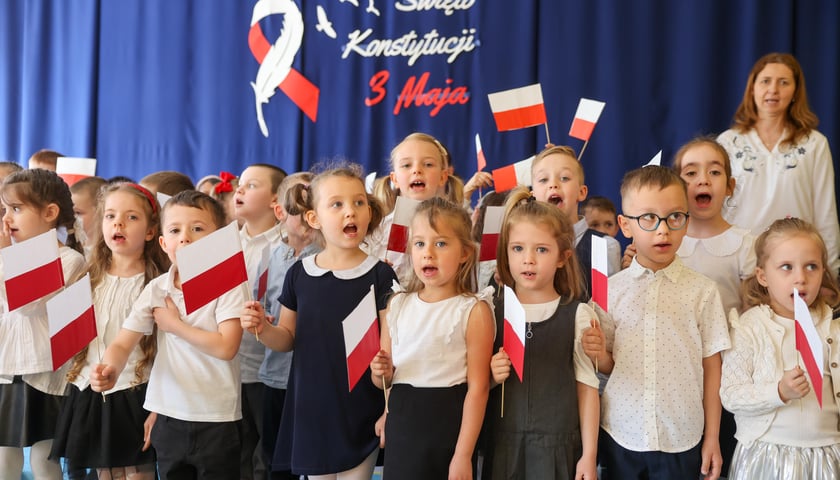 Przedszkolaki z Przedszkola nr 1 Planeta Uśmiechu przy al. Kasprowicza we Wrocławiu śpiewające hymn Polski 