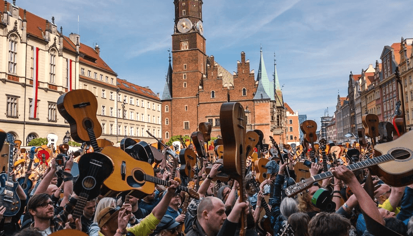 Gitarowy Rekord Świata na wrocławskim Rynku podczas 2023 r. 