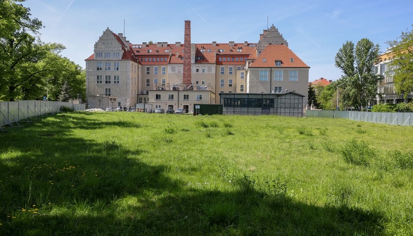 Centrum Technologii Medycznych HealthTech Synergy Hub we Wrocławiu. Działka u zbiegu ulicy Smoluchowskiego i Wybrzeża Wyspiańskiego