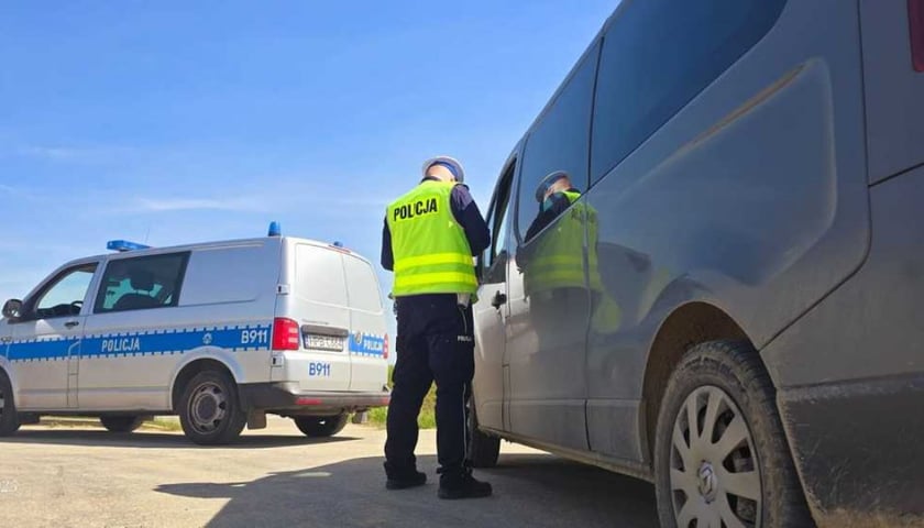 Policjant podczas kontroli drogowej