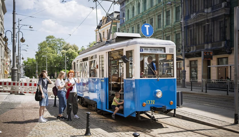 zabytkowy tramwaj Wrocławskich Linii Turystycznych na przystanku pod operą