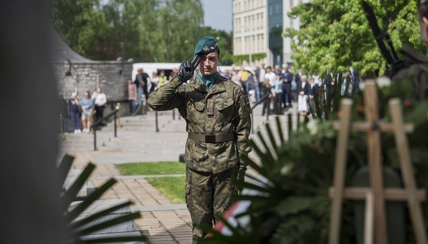 Salutujący żołnierz pod pomnikiem Konstytucji 3 Maja (3 maja 2025 roku), Święto Narodowe Trzeciego Maja we Wrocławiu