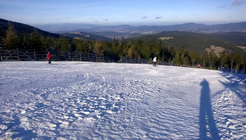 Narciarze czekają na śnieg