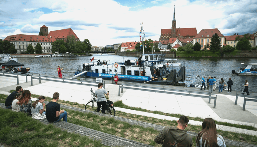 Bulwar Dunikowskiego, mieszkańcy nad Odrą i statek na rzece.