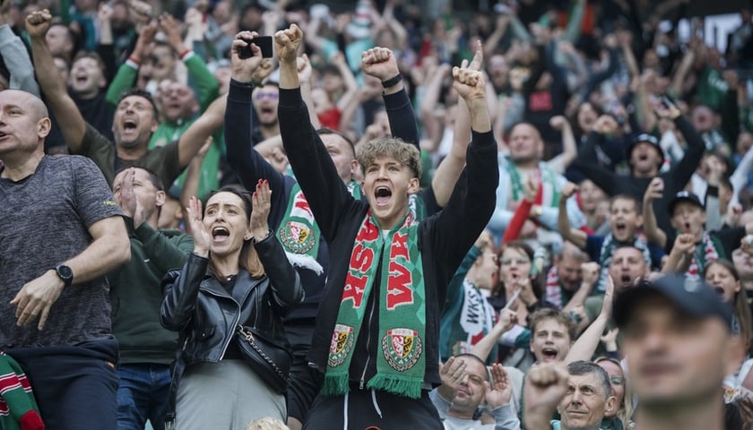 Kibice Śląska wznoszą ręce do góry po strzelonej bramce w meczu z Zagłębiem (3 maja 2025)