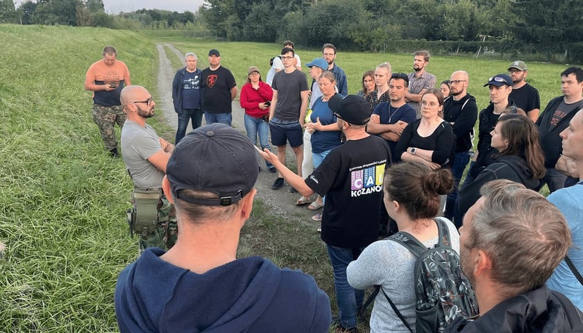 Mieszkańcy Kozanowa podczas plenerowego spotkania przy wałach przeciwpowodziowych