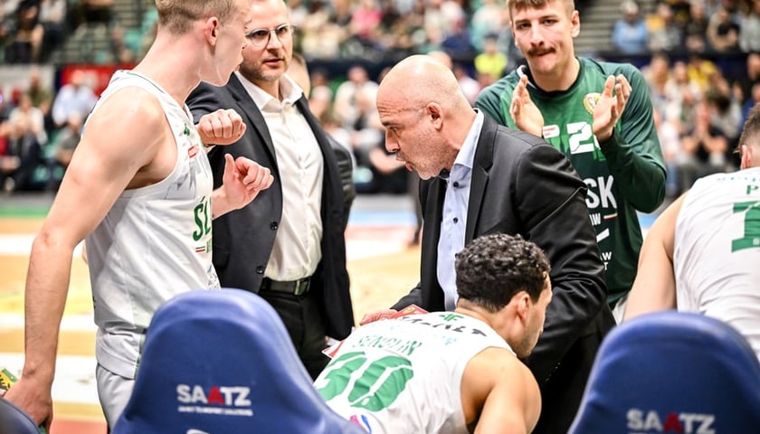 Trener Aris Lykogiannis pouczający zawodników w trakcie przerwy w meczu ze Spójnią w Orbicie