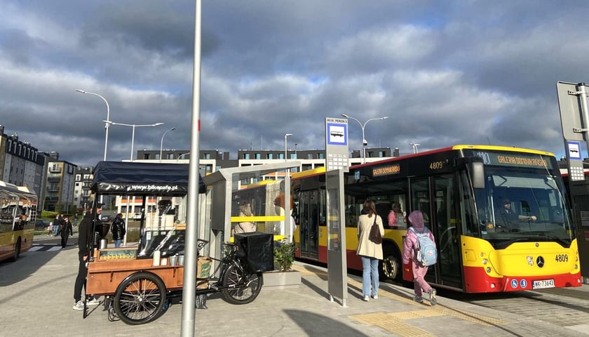 Pętla "Jagodno P+R" o poranku. Pasażerów witała i żegnała maskotka MPK. Pasażerowie dostawali również ulotki z informacjami o zmianach, a także kawę 