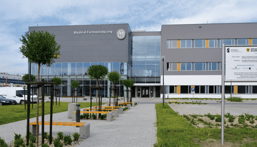 Budynek Wydziału Farmaceutycznego UMW przy ul. Borowskiej
