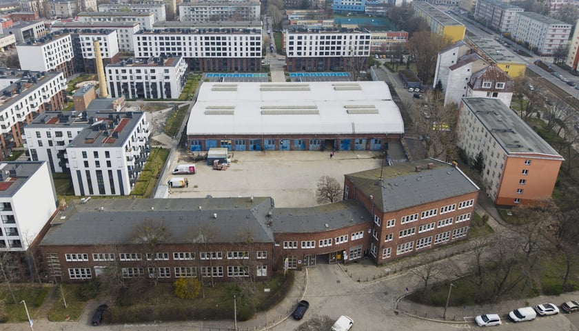 <p>Hala (w głębi, z niebieskimi drzwiami) pod nową siedzibę BWA Wrocław, marzec 2025</p>