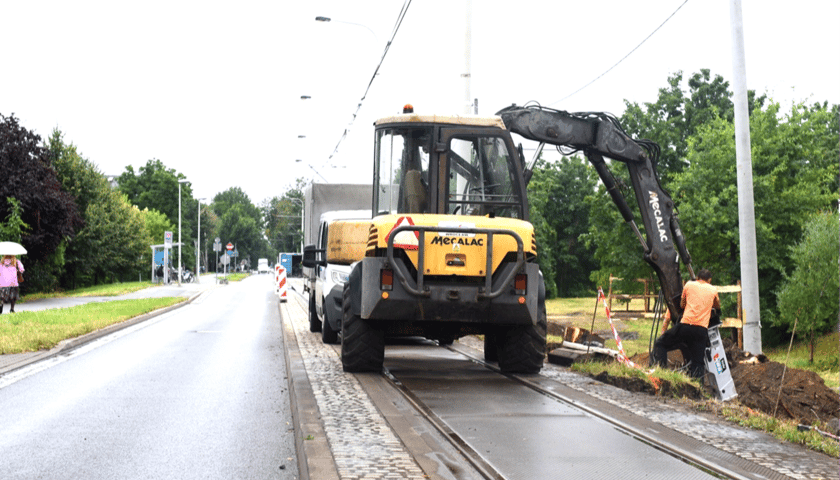 Budowa drugiego toru na ulicy Przyjaźni. Tu - w połowie ulicy Przyjaźni - będą mogły się mijać tramwaje kursujące z pętli i do pętli "Klecina"