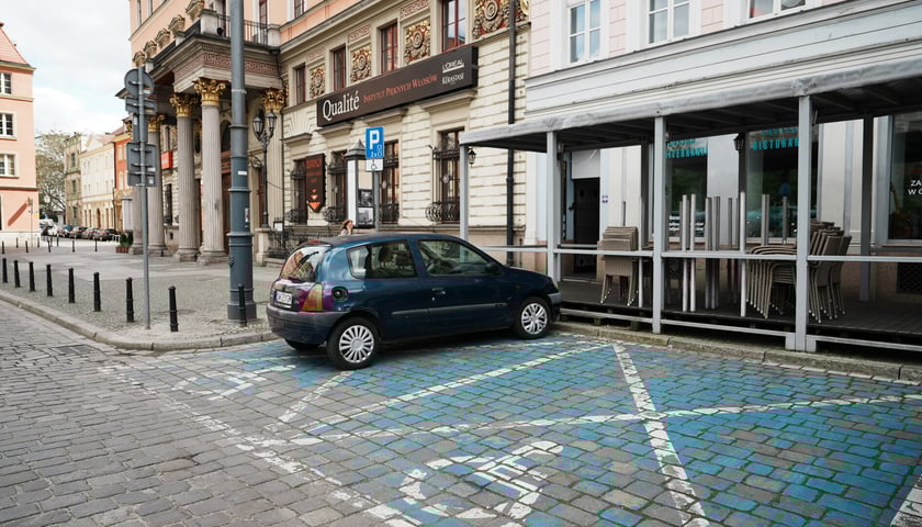 Miejsce parkingowe dla osoby z niepełnosprawnością na placu Solnym we Wrocławiu