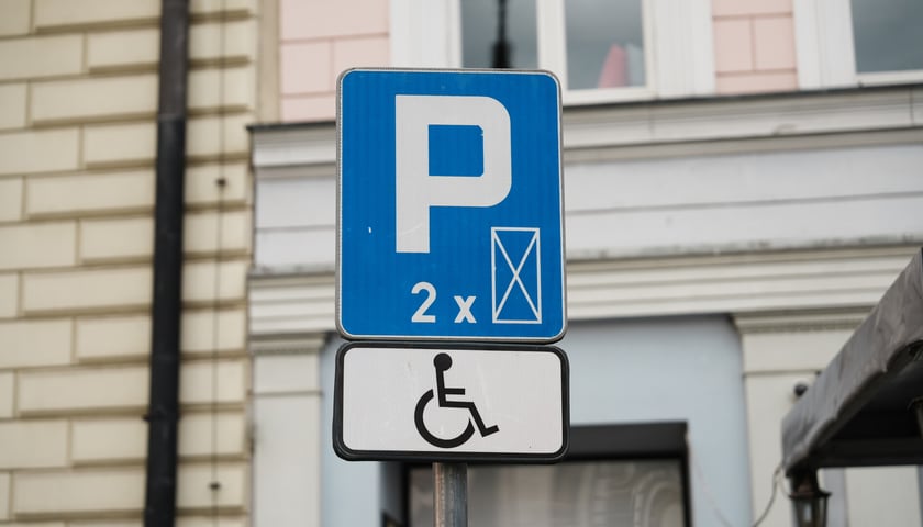 Tablica z informacją o miejscu parkingowym dla osoby z niepełnosprwnością