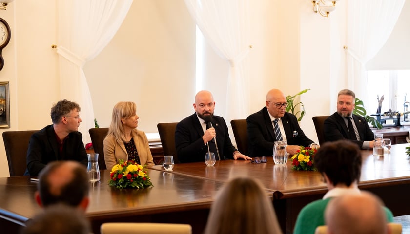 Konferencja w gabinecie prezydenta Jacka Sutryka poświęcona rozwojowi branży gastronomicznej we Wrocławiu – z lewej Alfred Wagner, Małgorzata Golak, prezydent Jacek Sutryk, Maciej Dobrzyniecki, Radosław Michalski