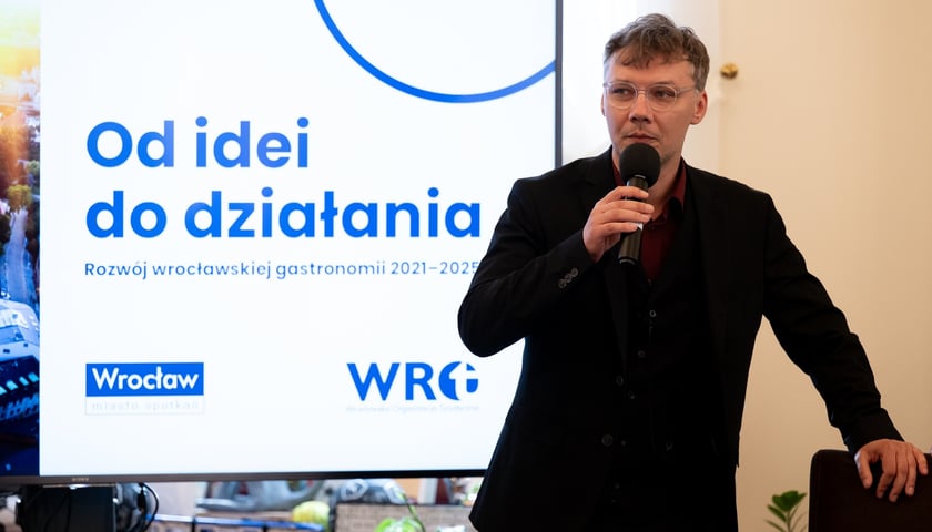 <p>Konferencja w gabinecie prezydenta Jacka Sutryka poświęcona rozwojowi branży gastronomicznej we Wrocławiu &ndash; na zdjęciu Alfred Wagner</p>