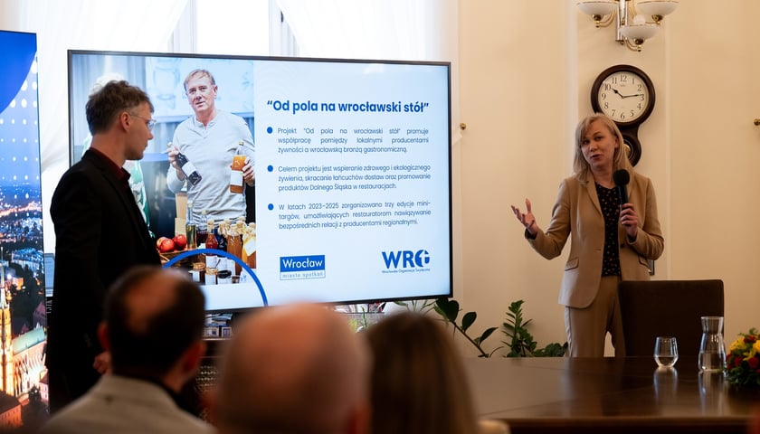 <p>Konferencja w gabinecie prezydenta Jacka Sutryka poświęcona rozwojowi branży gastronomicznej we Wrocławiu &ndash; na zdjęciu Alfred Wagner i Małgorzata Golak (przy mikrofonie)</p>