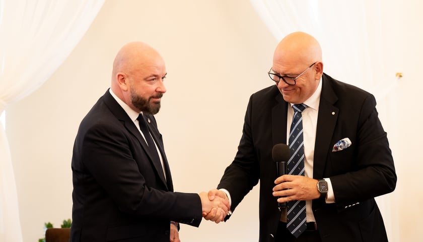 <p>Konferencja w gabinecie prezydenta Jacka Sutryka poświęcona rozwojowi branży gastronomicznej we Wrocławiu &ndash; na zdjęciu prezydent Jacek Sutryk i Maciej Dobrzyniecki&nbsp;</p>