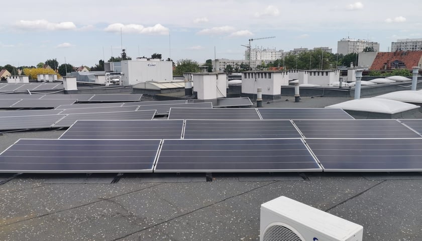 Zdjęcie instalacji fotowoltaicznej na dachu Centrum Kultury Agora ul. Serbska 5a