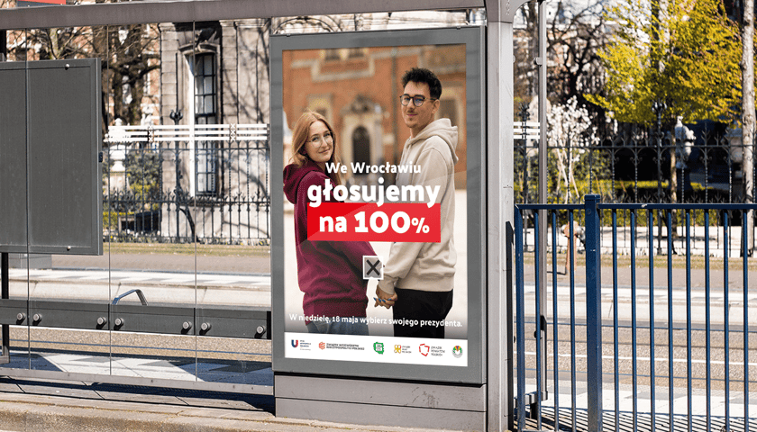 Głosujemy na 100% w wyborach prezydenckich 2025. Na zdjęciu plakat promujący akcję.