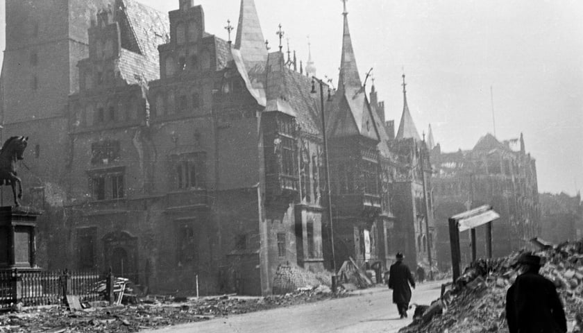 Południowa strona Rynku 1945