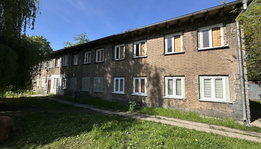 Baraki przy ul. Kiełczowskiej służyły obsłudze obozy na Psim Polu. Po wojnie zamieniono je na mieszkania dla wrocławian