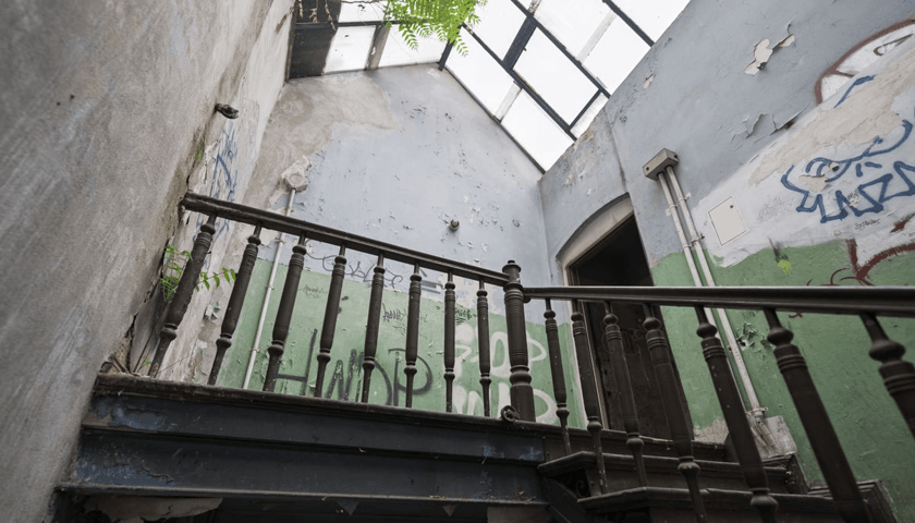 WNętrze kamienicy nr 1, ogromny świetlik na szczycie klatki schodowej