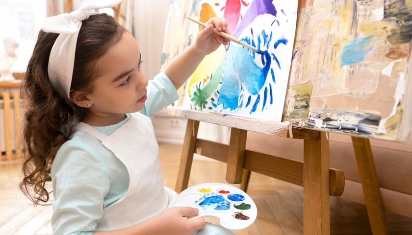 Dziewczynka malująca obraz, zdjęcie ilustracyjne