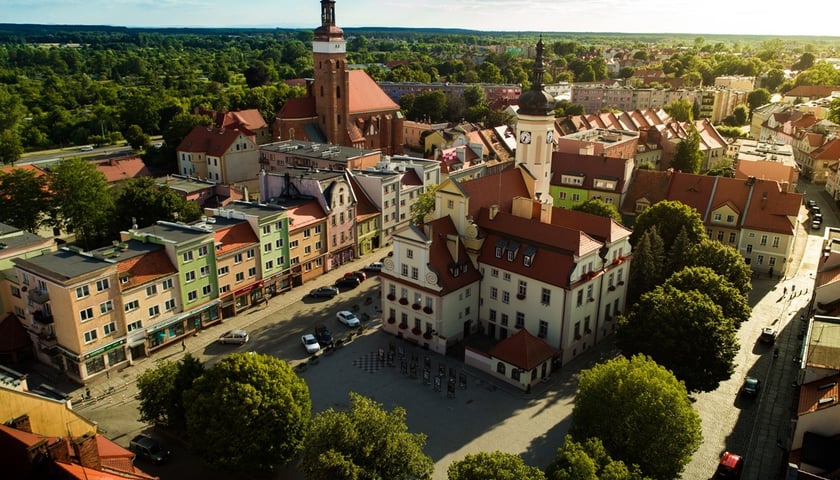 Rynek w Wołowie - widać historyczną zabudowę miasteczka z zabytkowym Ratuszem w centrum