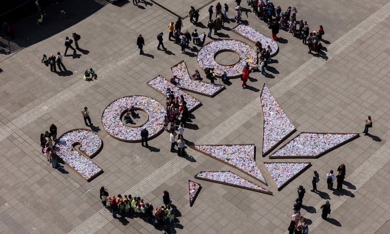 Napis POKÓJ i duży żuraw na placu Wolności, 8 maja 2025