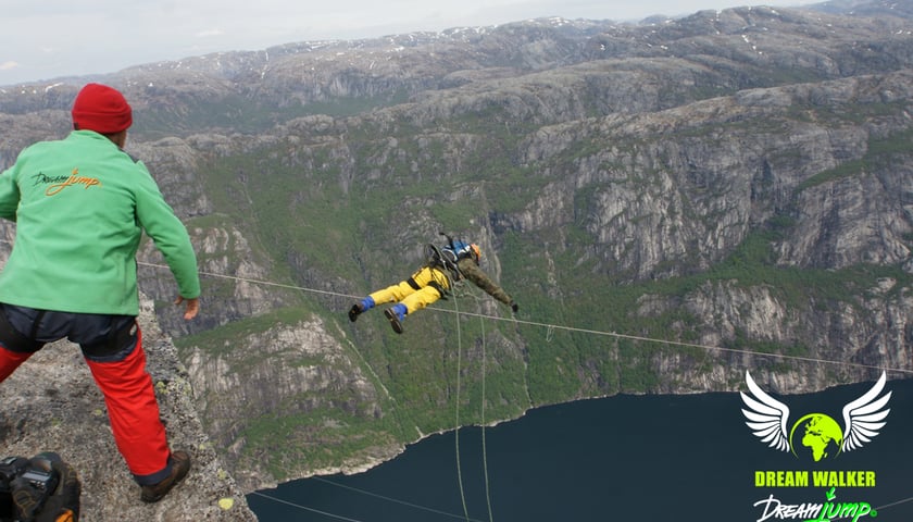 Swobodne spadanie nad piękną zatoką (WIDEO)