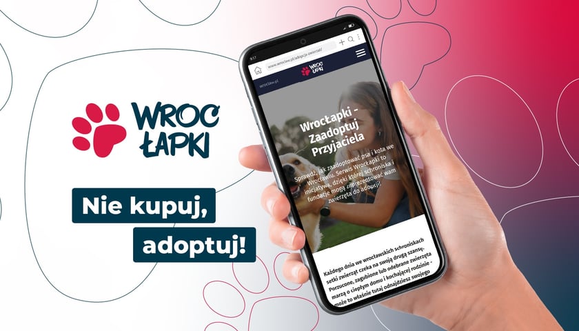 Grafika promująca serwis WrocŁapki. Po lewej stronie logo w kształcie łapy, pod nim napis: nie kupuj, adoptuj. Obok w ręce trzymany telefon, w którym wyświetla się strona główna portalu o adopcji zwierząt we Wrocławiu.