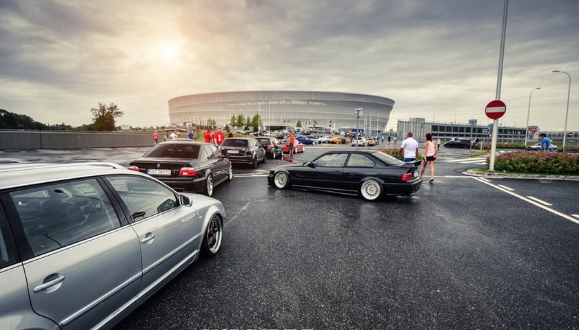 Wielkie motoryzacyjne show na stadionie [WIDEO, PARKINGI]