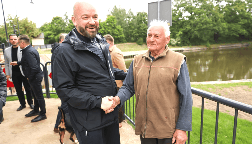 Otwarcie przejścia przez śluzę opatowicką na Księżu. Na zdjęciu prezydent Wrocławia, Jacek Sutryk, i pan Zygmunt, mieszkaniec Opatowic