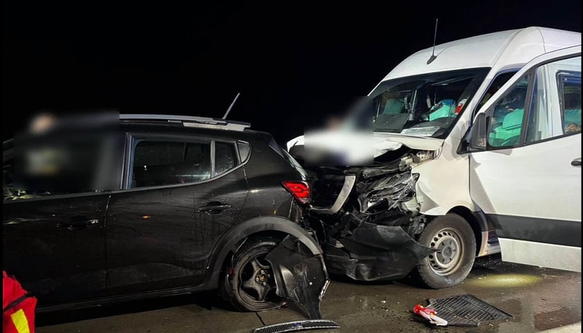 Wypadek na autostradzie. Zderzenie dwóch samochodów na A4