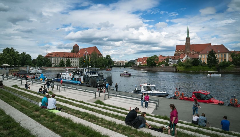 Wrocławianie i ich goście na bulwarze Dunikowskiego podczas pikniku w czasie Dni Odry 2024