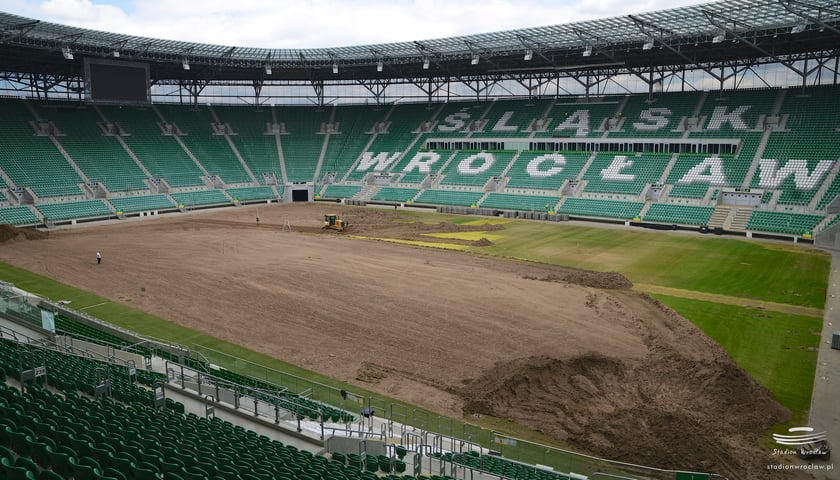 Ruszyła wymiana murawy na Stadionie Wrocław [ZDJĘCIA]