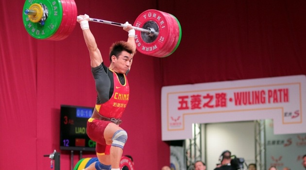 Po co sztangistom biały proszek i co wciągają nosami?