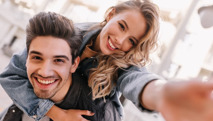 Para robiąca selfie, zdjęcie ilustracyjne