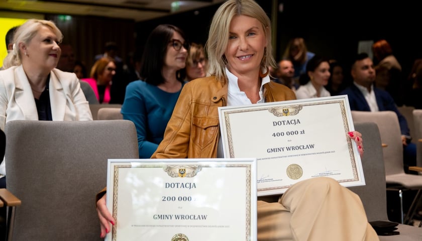 Wiceprezydent Renata Granowska na uroczystości wręczania dotacji na dolnośląską infrastrukturę sportową