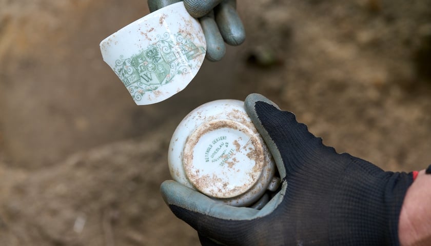 Prace archeologiczne specjalistów z Pracowni POMOST na cmenatrzu na Krzykach
