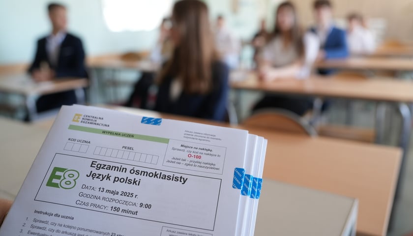 Uczniowie SP nr 30 przed egzaminem z j. polskiego i arkusz egzaminacyjny