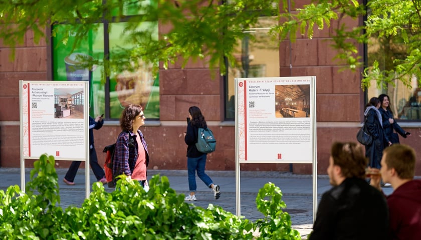 Wystawa Wrocław na szlaku dziedzictwa akademickiego na ulicy Kuźniczej
