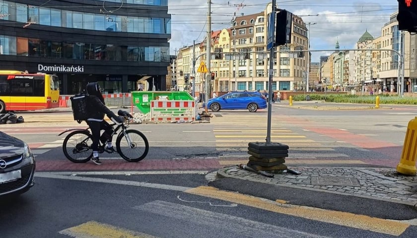 Widok na tymczasowe przejście dla pieszych przez ul. Piotra Skargi na wysokości ulicy Oławskiej