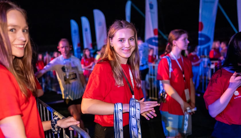 Uśmiechnięte wolontariuszki poprzedniej edycji Nocnego Półmaratonu