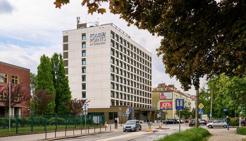Gajowicka, obok hotel po przebudowie