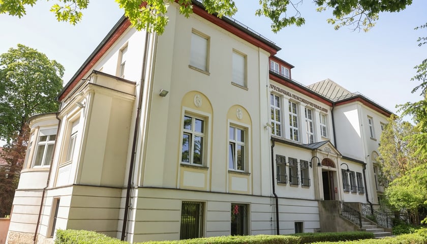 Odsłnięcie tablicy pamiątkowej na budynku AWF Wrocław, w którym powstały zdjęcia do "Stawki większej niż życie"
